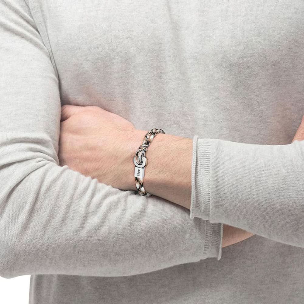 Pulsera de nailon en la muñeca, ribete trenzado con hebilla de ojal plateada y BOSS