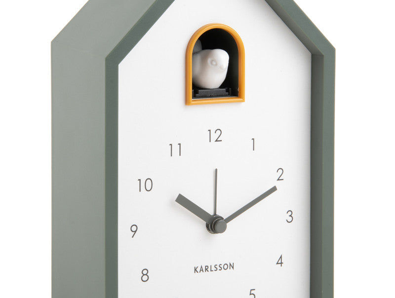 Karlsson gökur framifrån, ljusgrönt hölje, vit urtavla med visare