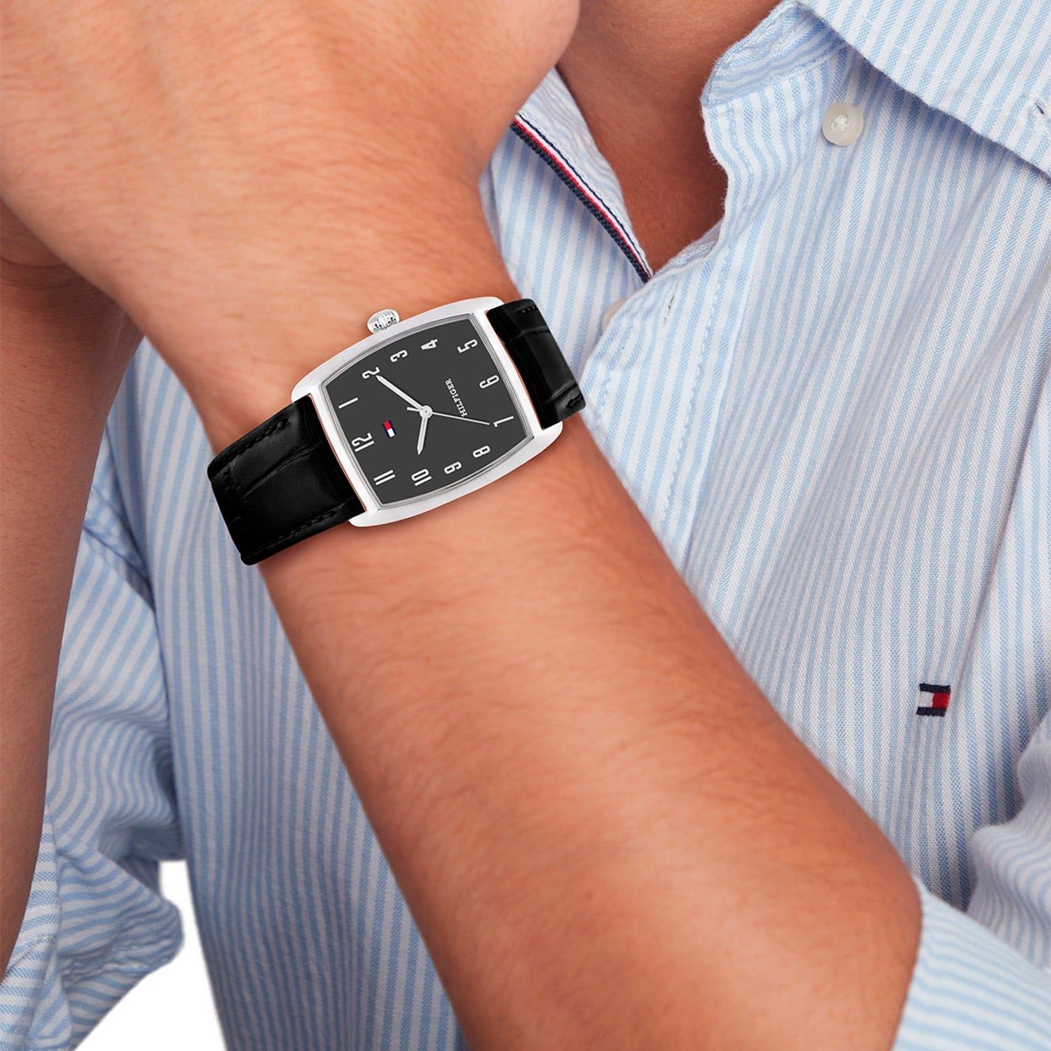 Herrenarmbanduhr am Handgelenk, schwarzes Lederarmband und dunkles Zifferblatt