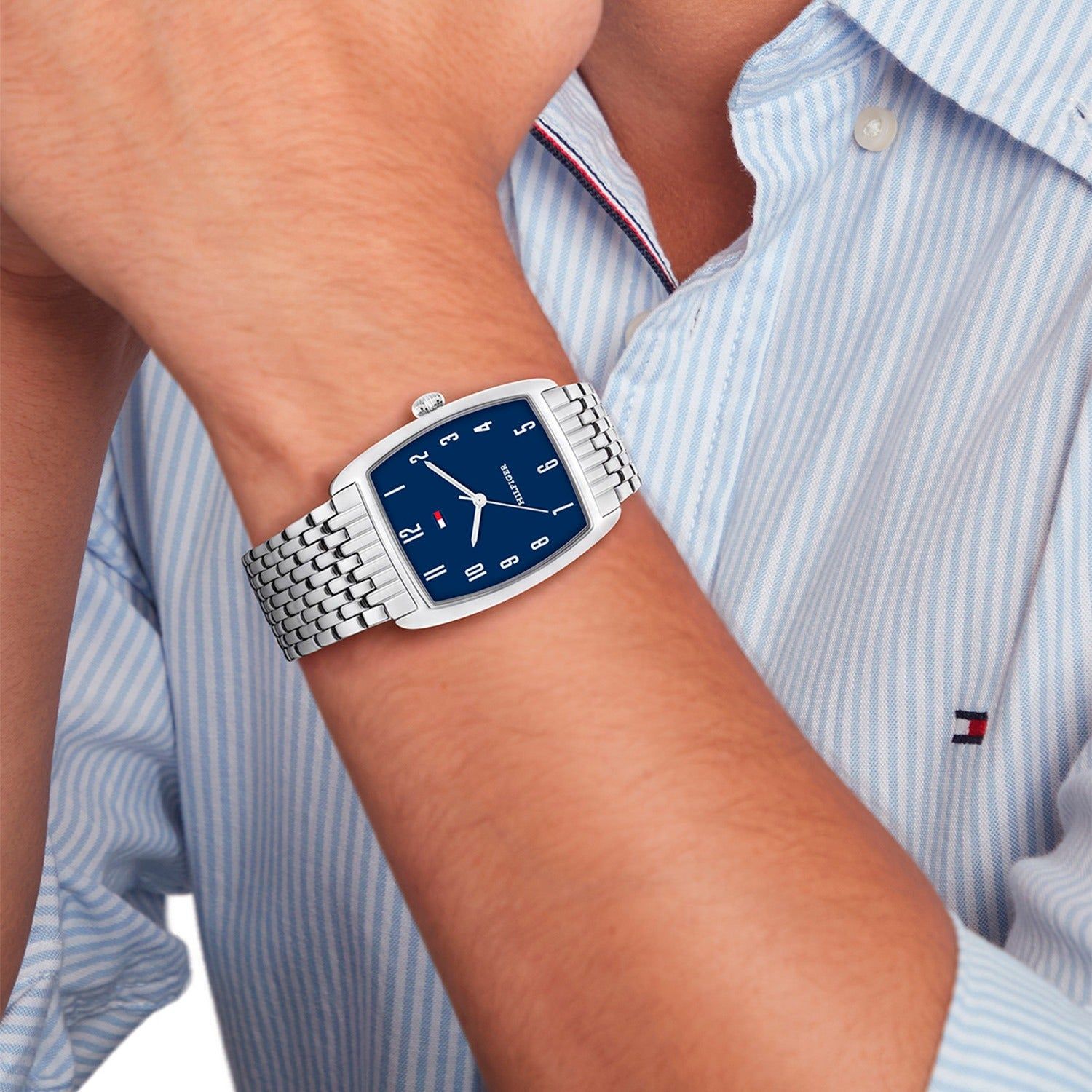 Herren-Armbanduhr Tommy Hilfiger am Handgelenk, blaues Zifferblatt, Metallarmband.
