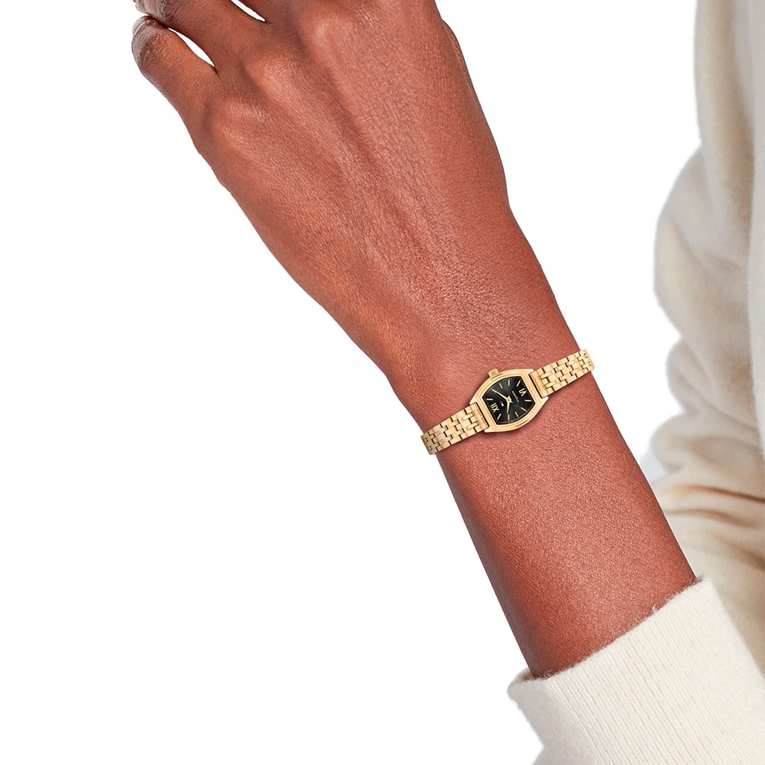 Tommy Hilfiger Damenarmbanduhr am Handgelenk mit goldfarbenem Gliederarmband