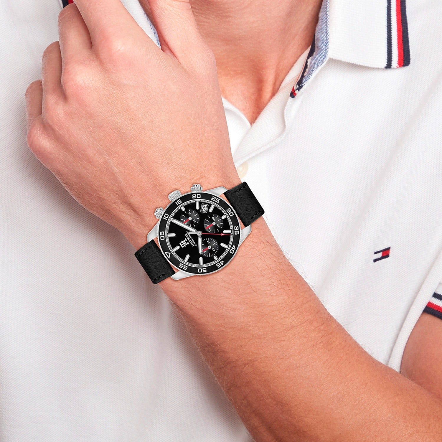 Zegarek Tommy Hilfiger na nadgarstku, czarna tarcza, srebrna koperta, skórzany pasek