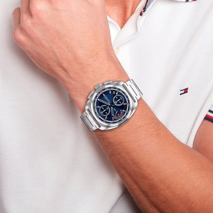 Herrenarmbanduhr Tommy Hilfiger mit blauem Zifferblatt am Handgelenk, Edelstahlband.