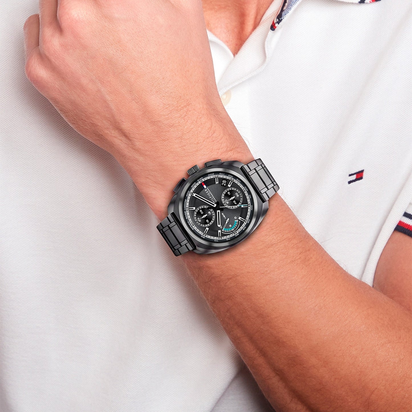 Tommy Hilfiger Chronograph am Handgelenk: schwarzes Edelstahlarmband, schwarzes Zifferblatt