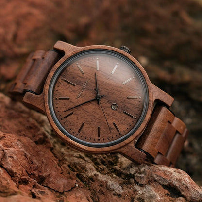 Holzkern Rilke Armbanduhr mit Nussbaumgehäuse und Holzarmband, rundes Zifferblatt mit Zeigern.