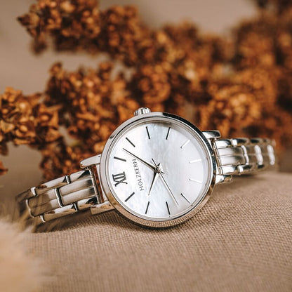 Damenarmbanduhr mit silbernem Metallarmband und weißem Perlmutt-Zifferblatt