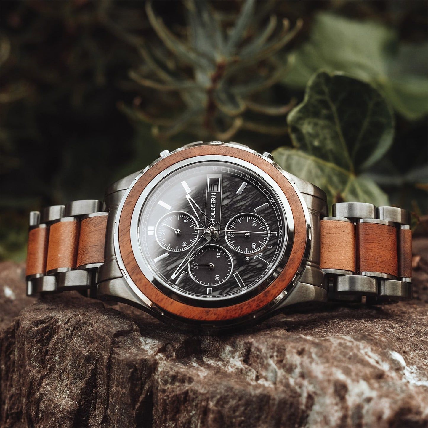 Holzkern Angkor Herrenuhr • Solar-Chronograph • Koaholz und Marmor, Bild 2
