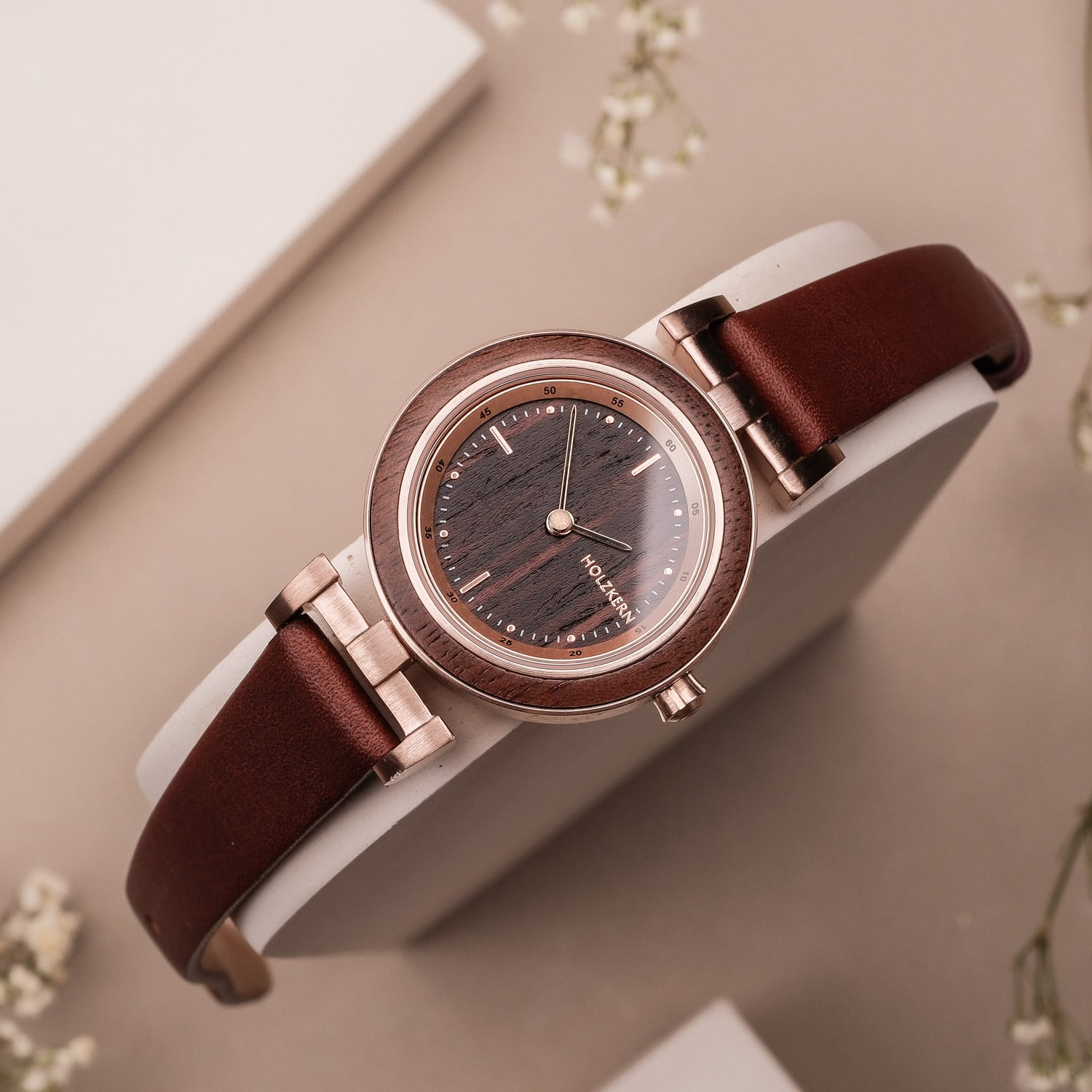 Holzkern Harriet Damenuhr Walnuss/Ahorn • Holzgehäuse & Roségold • Braunes Lederarmband, Bild 2