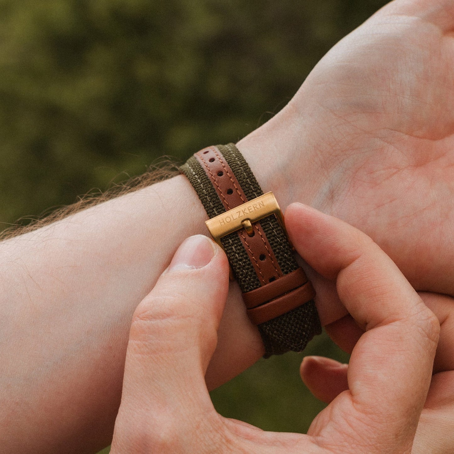 Holzkern Wildlight Unisex Armbanduhr Moosgrün/Goldfarben • Solarwerk • Saphirglas, Bild 3