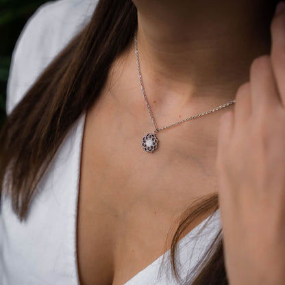 Collar en el escote con pequeño colgante de sol de nácar, plateado