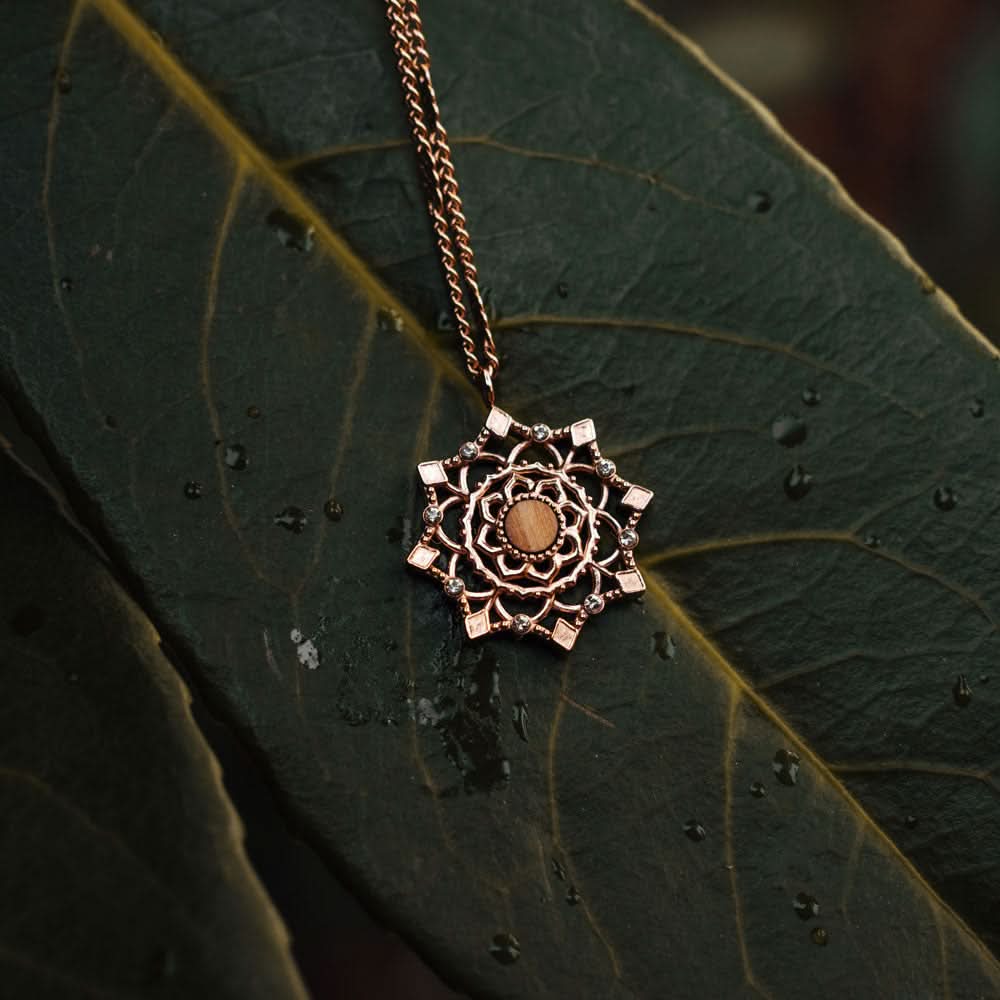 "Collar con cadena dorada y colgante redondo con detalles ornamentales"