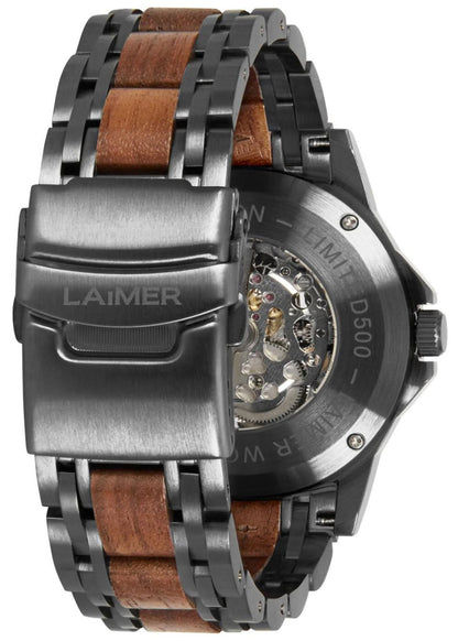Pulsera de hombre con caja de acero negra, detalles de madera y fondo de caja transparente