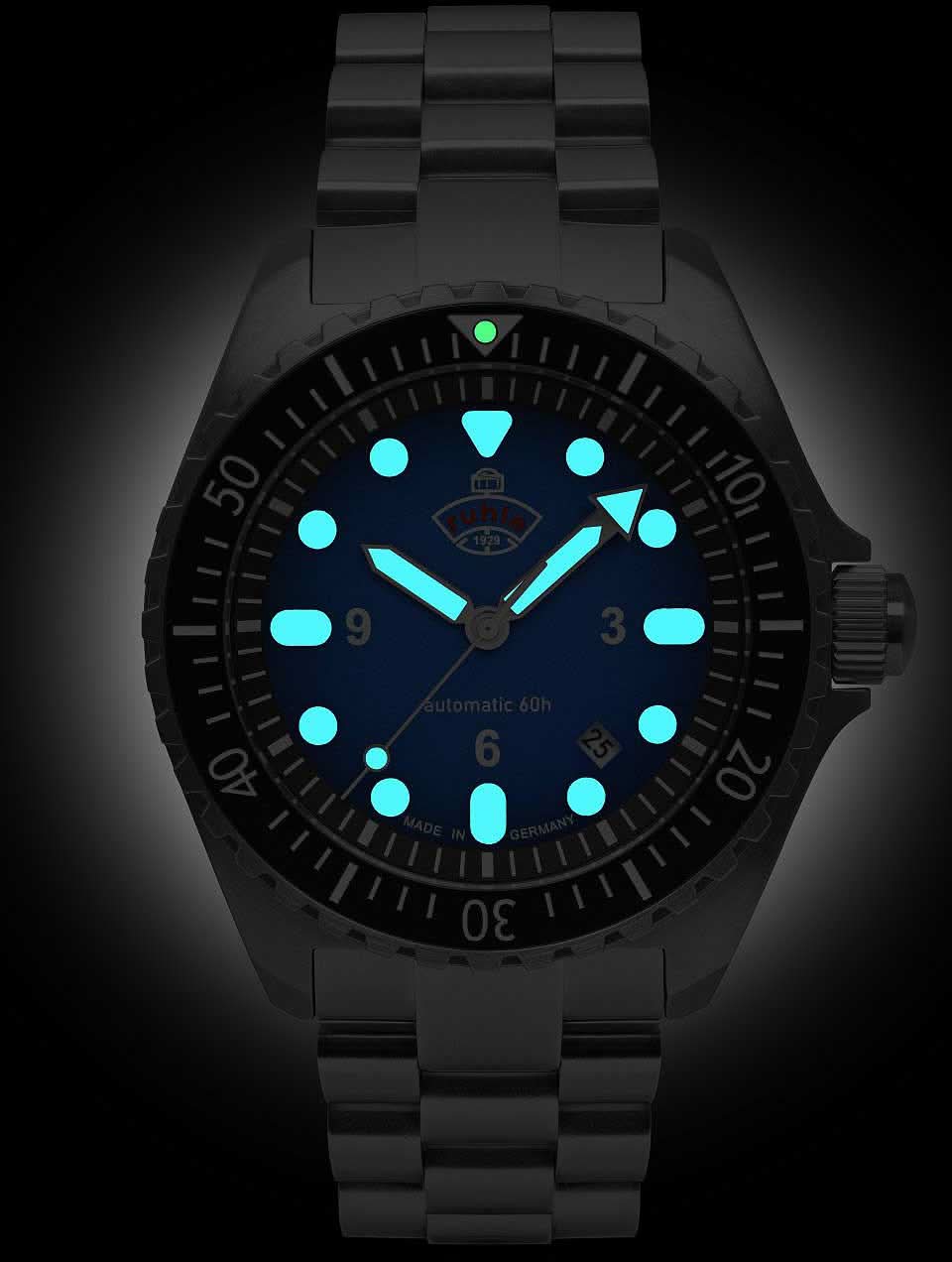 Pulsera de hombre con esfera negra e índices azul luminoso, bisel de acero