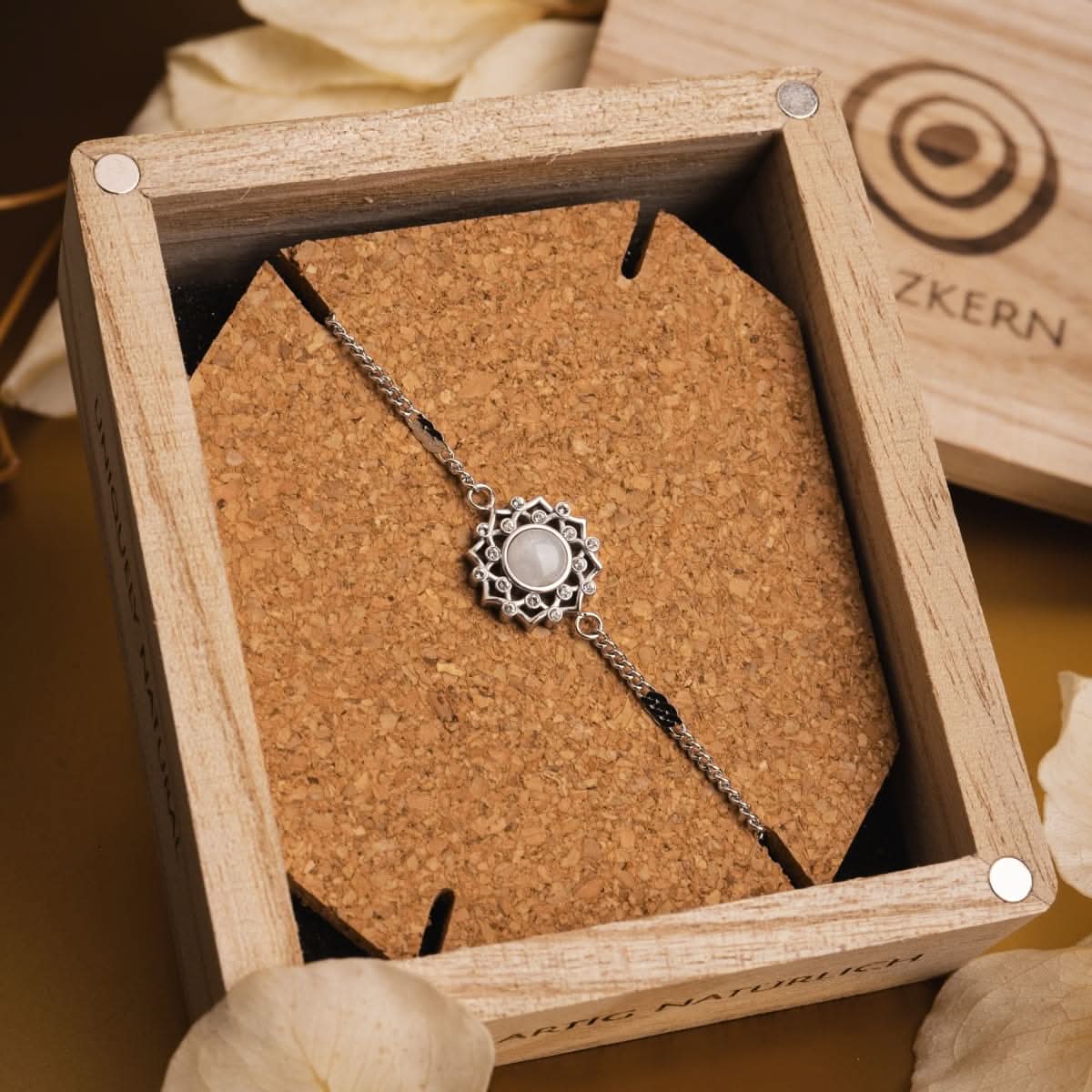 https://www.holzkern.com/media/catalog/product/4/_/4_220124_composition_gem_armband_mondstein_silber_cv_16.jpg