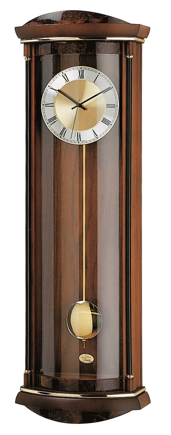 Wanduhr mit Holzgehäuse in Nussbaumoptik, rundem Zifferblatt und Pendel