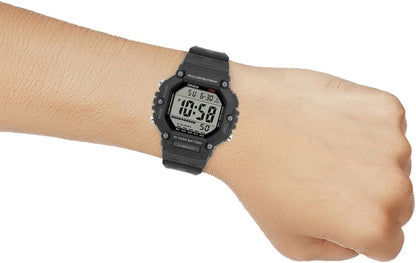 Reloj digital para hombre en la muñeca con correa negra y pantalla digital
