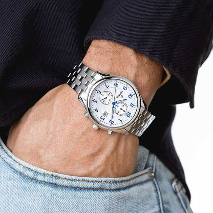Cronógrafo para hombre en la muñeca con correa de acero inoxidable plateada y esfera redonda con azul
