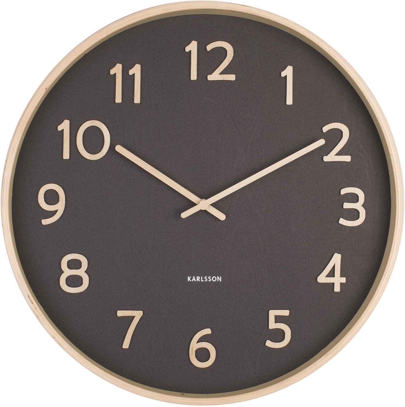 Reloj de pared redondo con marco de madera, esfera oscura y números dorados; Karlsson