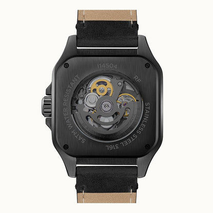 Gehäuserückseite der Herrenarmbanduhr mit sichtbarem Automatikwerk und schwarzem Lederband