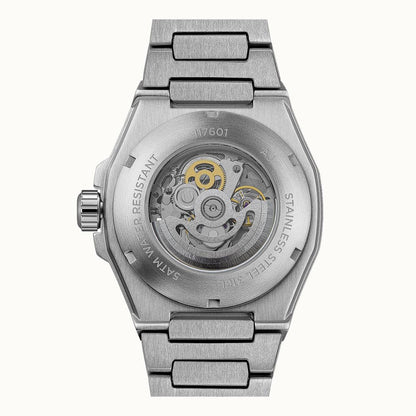 Herren-Armbanduhr Rückseite aus grauem Edelstahl mit Gravur und Sichtfenster.