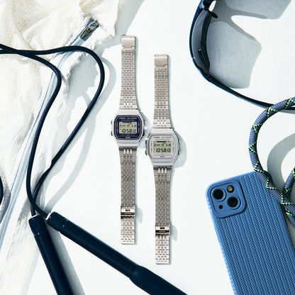 Casio Vintage Armbanduhren (2 Stück) mit silbernem Metallband und blauem Display