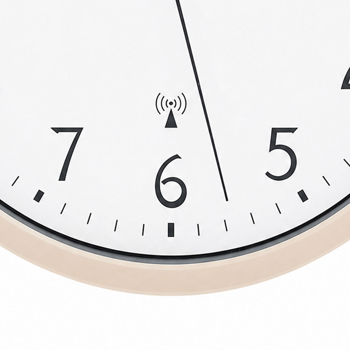 Funk-Wanduhr-Detail: weißes Zifferblatt, schwarze Ziffern, beiger Rand, Funksymbol.