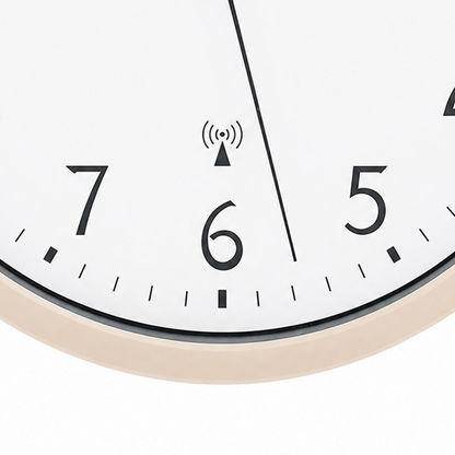 Funk-Wanduhr-Detail: weißes Zifferblatt, schwarze Ziffern, beiger Rand, Funksymbol.