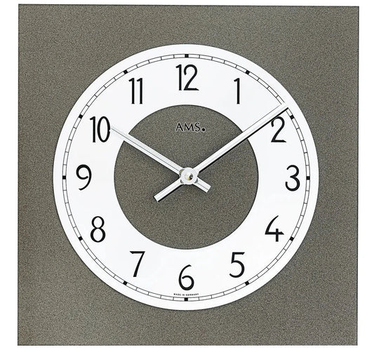 Wanduhr mit rundem Ziffernblatt, schwarzen Aluminium-Ziffern, grauem Rahmen und Zeigern
