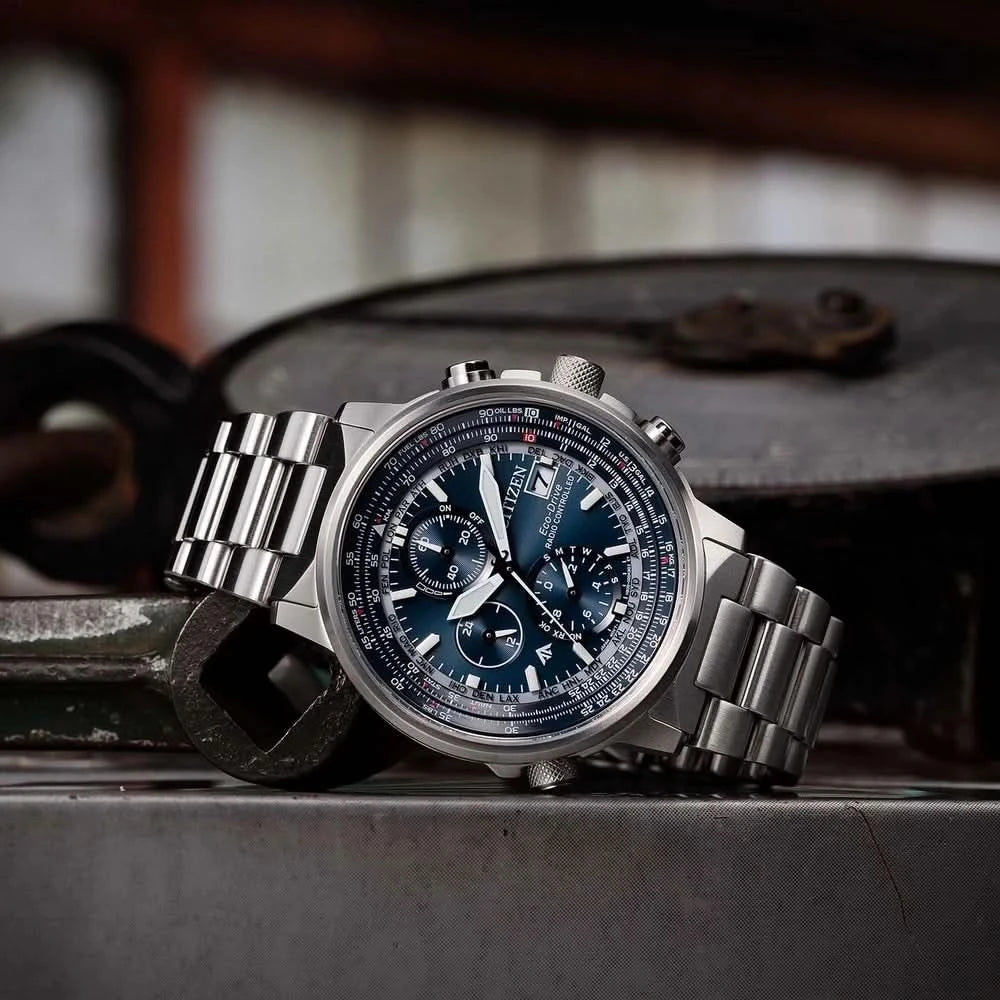 Reloj Promaster para hombre con esfera azul y pulsadores distintivos en la caja