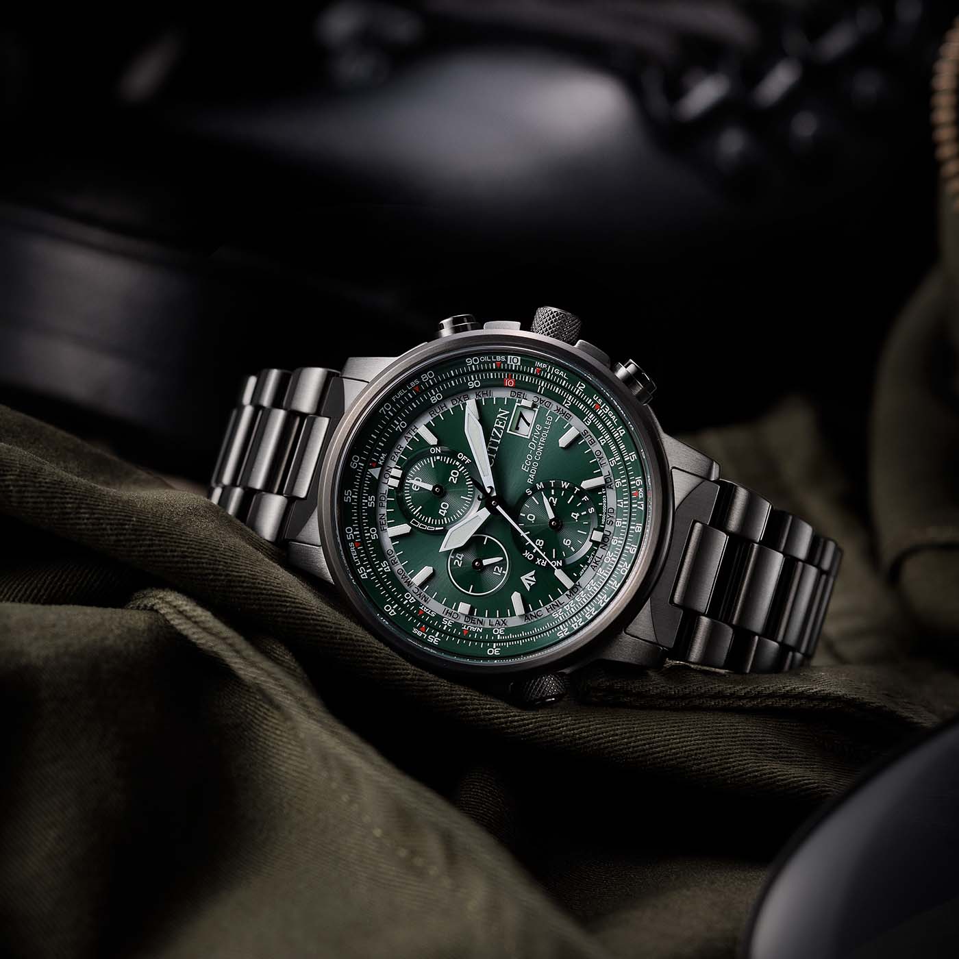 Citizen Promaster Sky AT8304-57W Herrenuhr Schwarz/Grün • Eco-Drive Funk • Saphirglas, Bild 2