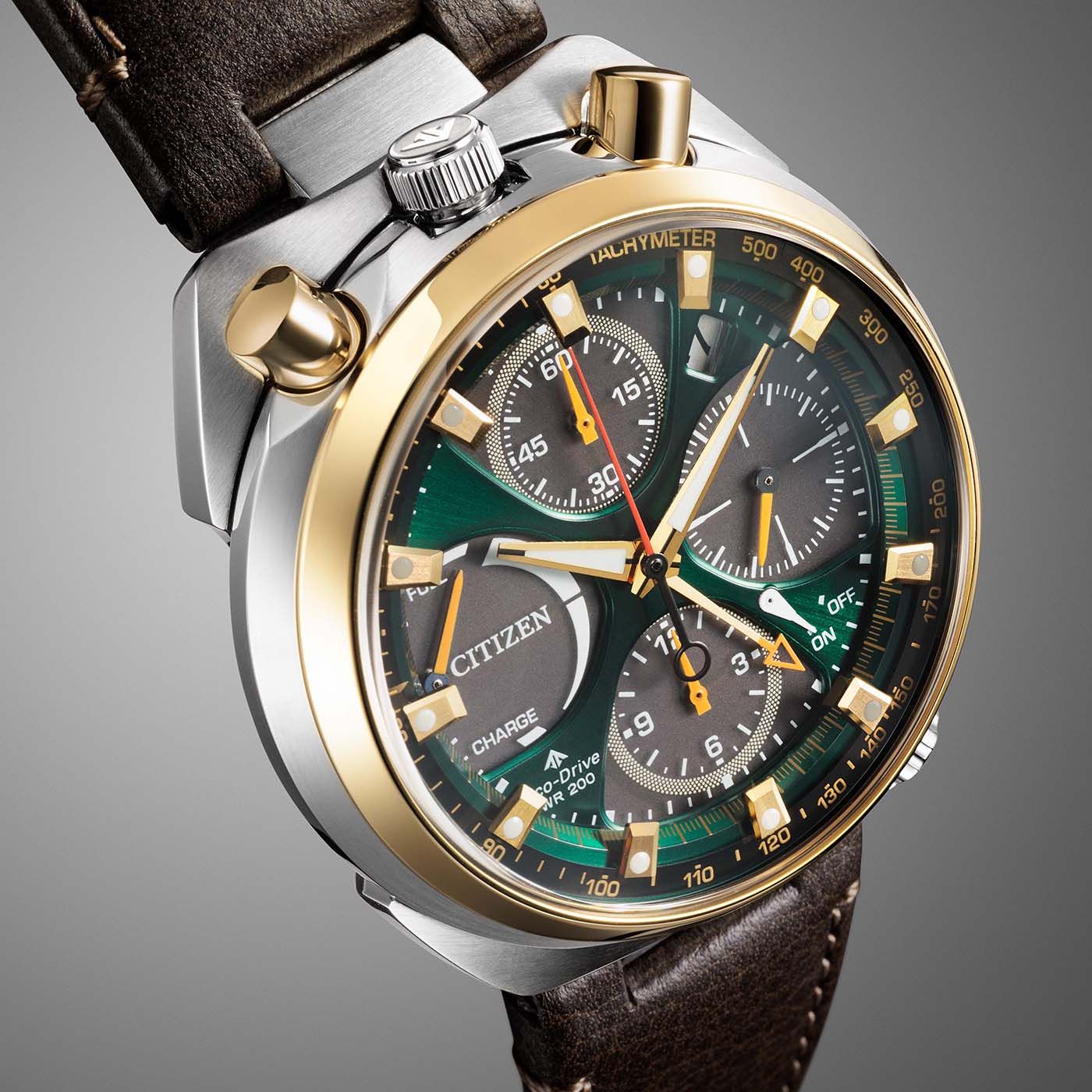 Herrenarmbanduhr mit grünem Zifferblatt, braunem Lederarmband und goldfarbenen Akzenten