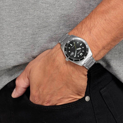 Reloj de hombre en la muñeca con esfera negra y pulsera de acero inoxidable plateado