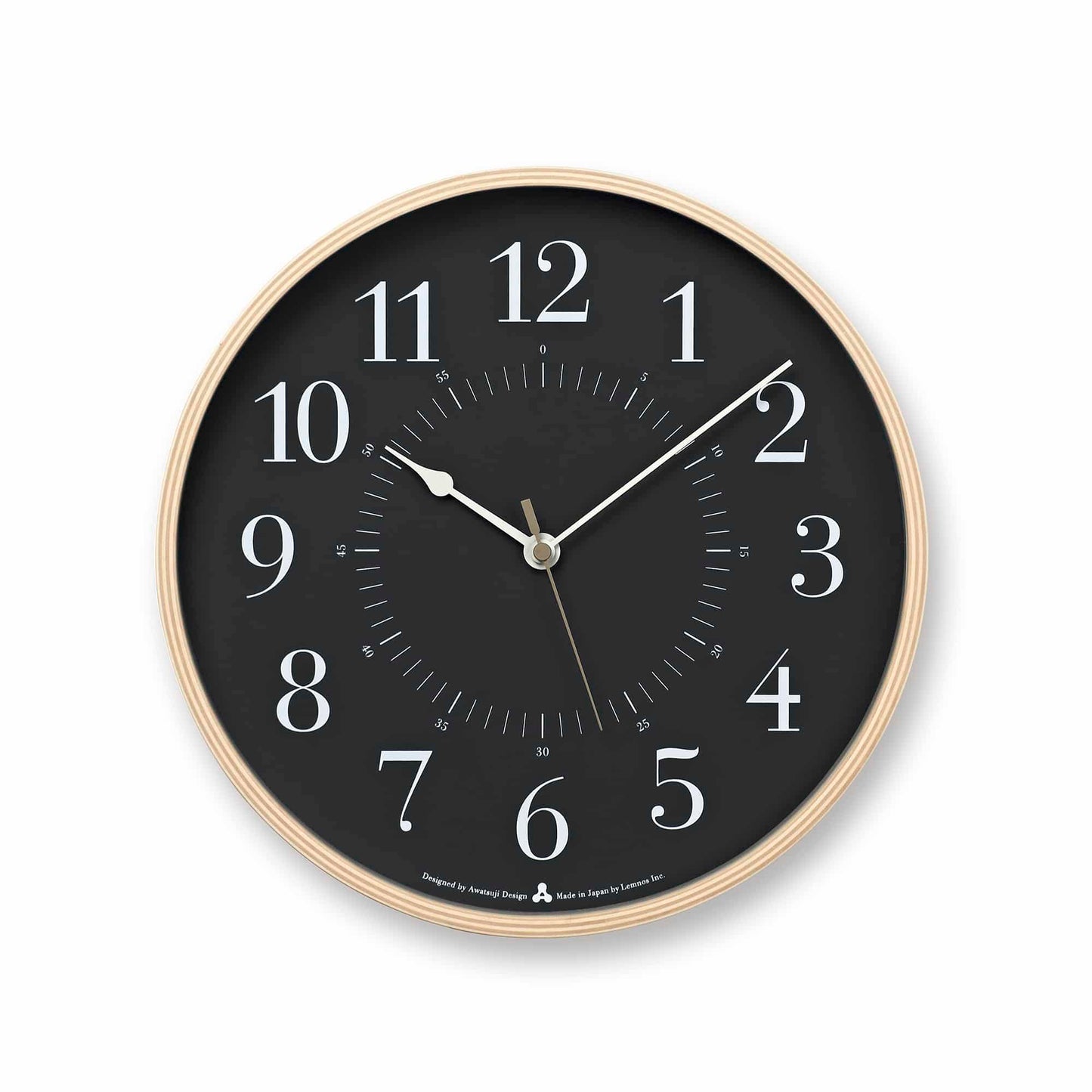 Wanduhr mit rundem schwarzem Zifferblatt und goldfarbener Einfassung, mit Zeigern.