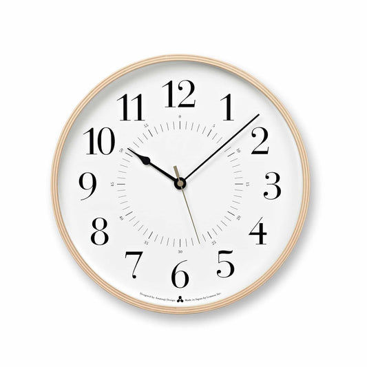 Weiße Wanduhr mit goldfarbenem Rand, schwarzen Ziffern und Zeigern