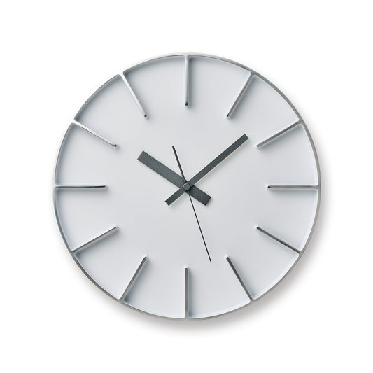 Lemnos Wanduhr mit weißem Zifferblatt, schwarzen Indexen und Zeigern