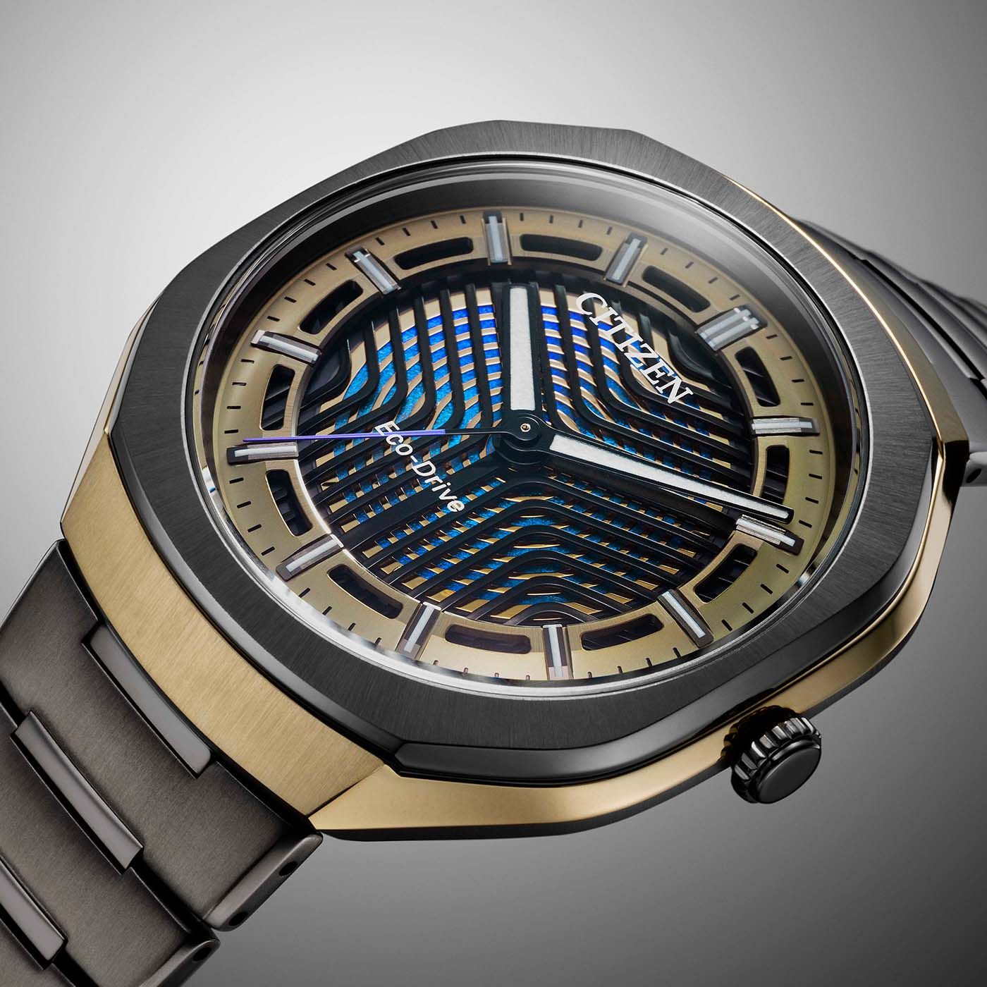 Armbanduhr-Zifferblatt mit blauem Wellenmuster, schwarzen Indizes und goldfarbener Lünette