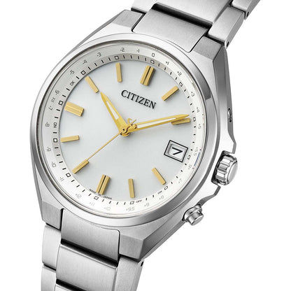 Armbanduhr mit elfenbeigfarbenem Zifferblatt, goldfarbenen Indexen und Zeigern