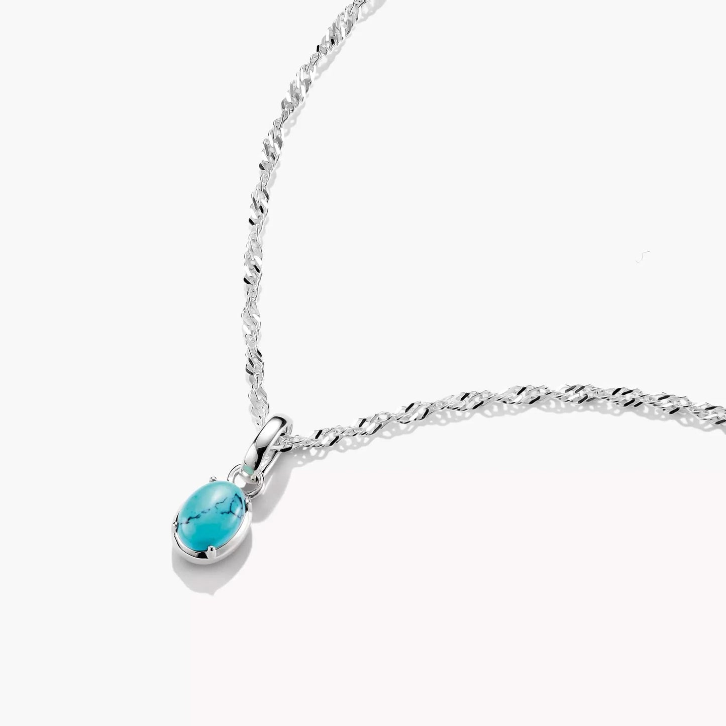 Colgante de plata con cabujón ovalado de color turquesa