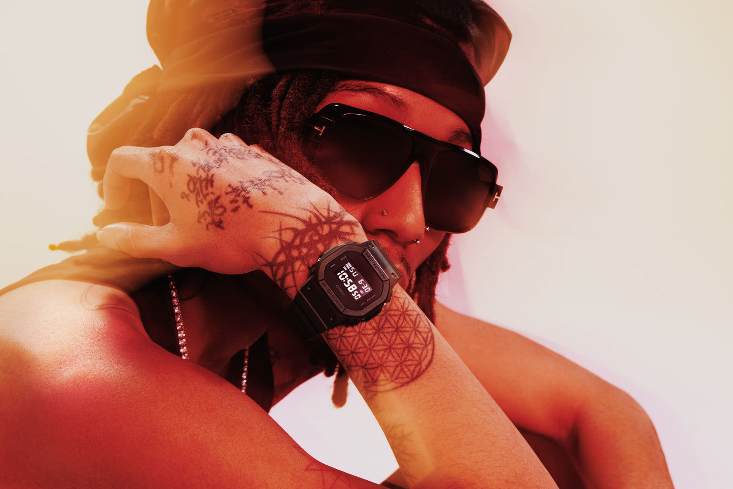 Casio G-Shock Armbanduhr am Handgelenk, schwarzes Digitaldisplay mit Schutzrand