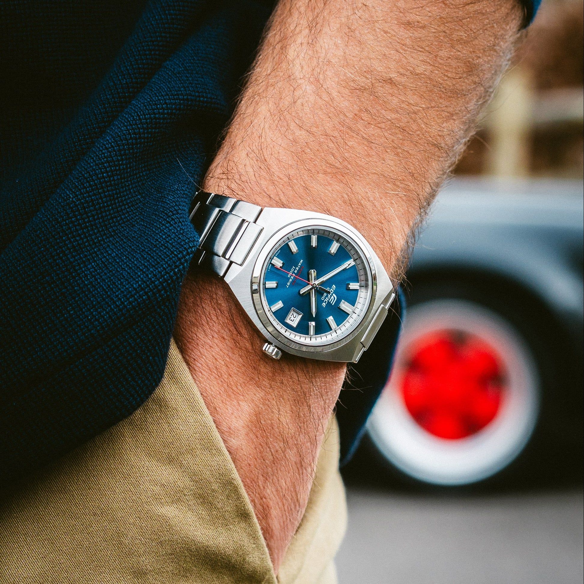 Casio Edifice Herrenuhr am Handgelenk mit blauem Zifferblatt und Edelstahlband