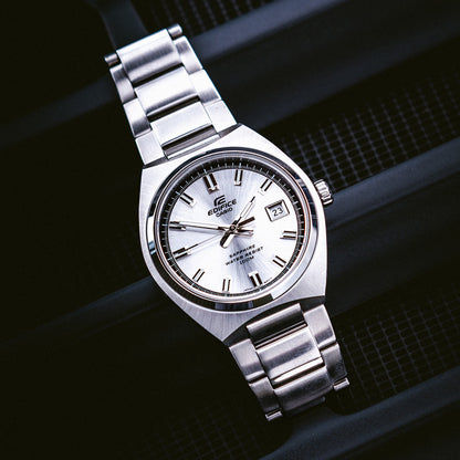 Silberne Herrenarmbanduhr mit Metallarmband, rundem Zifferblatt und schwarzer Lünette