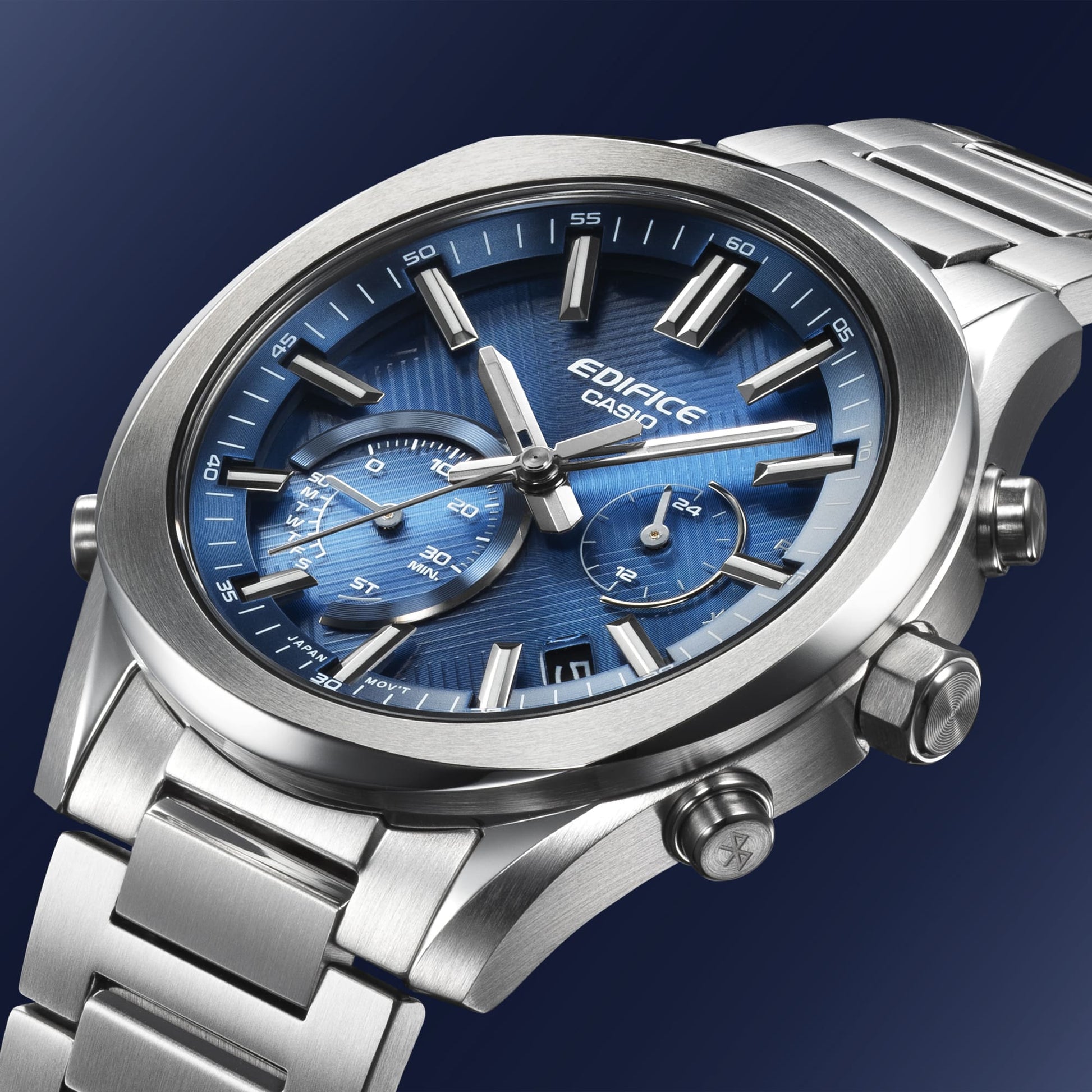 Casio Edifice Nahansicht: blaues Zifferblatt, Edelstahlgehäuse und Chrono-Zähler