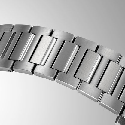 Metallarmband der Herrenarmbanduhr, silberne Glieder im Nahdetail