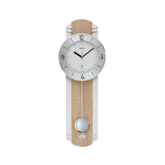 Wanduhr mit rundem silbernem Zifferblatt, Holzpendel und Metallhalterungen