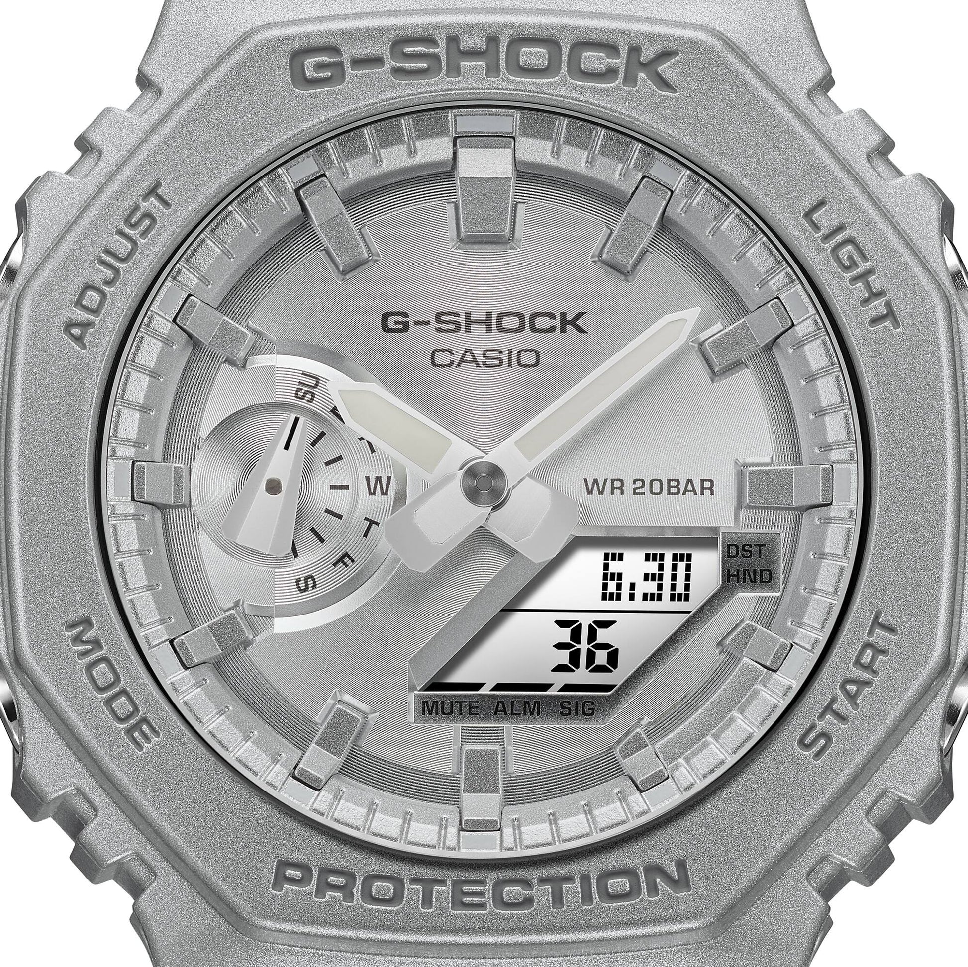 Casio G-Shock GA-2100 Herrenuhr, Nahansicht des silbernen Zifferblatts mit Digitalanzeige