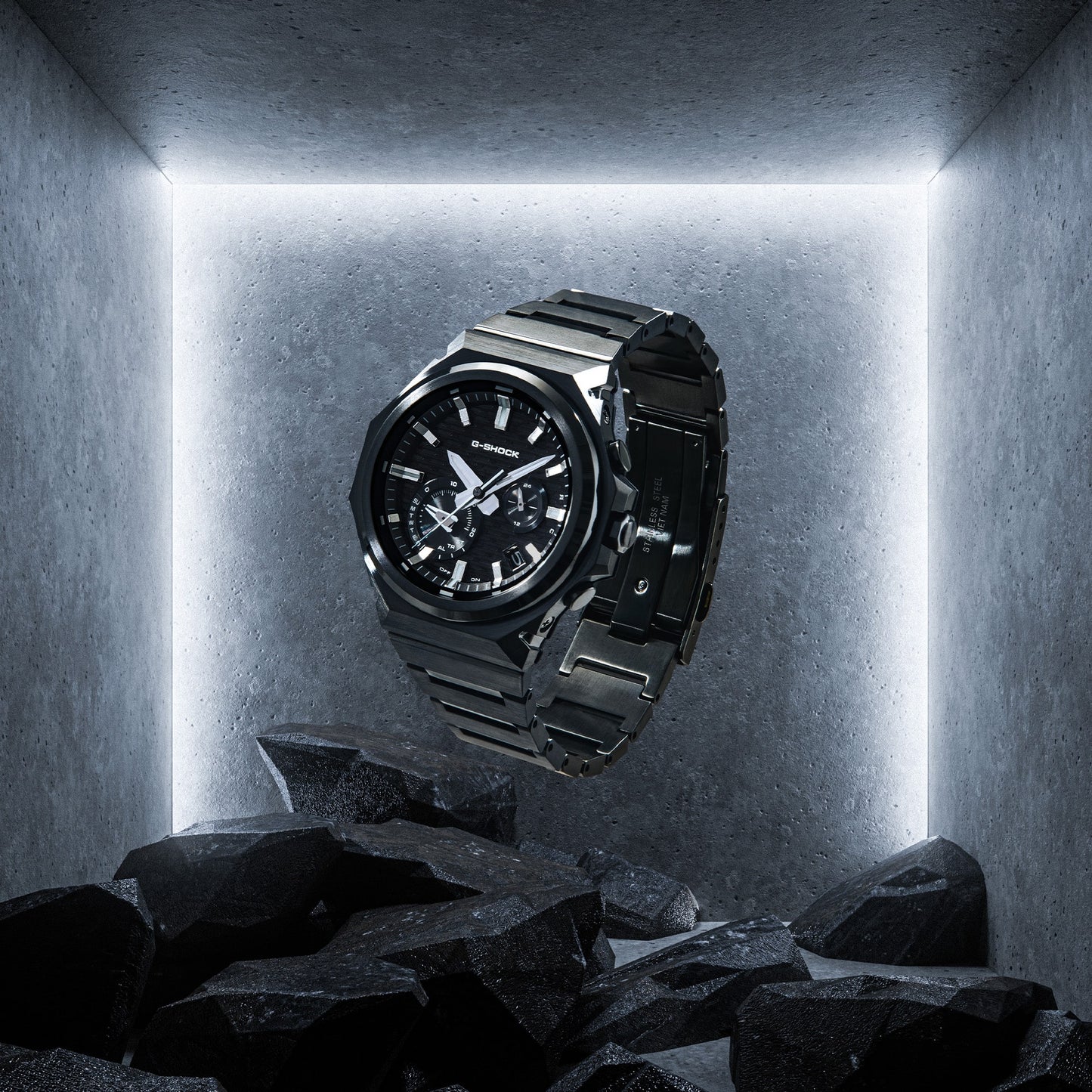 Casio G-SHOCK G-STEEL Herrenuhr schräg: schwarzes Gehäuse und Metallarmband