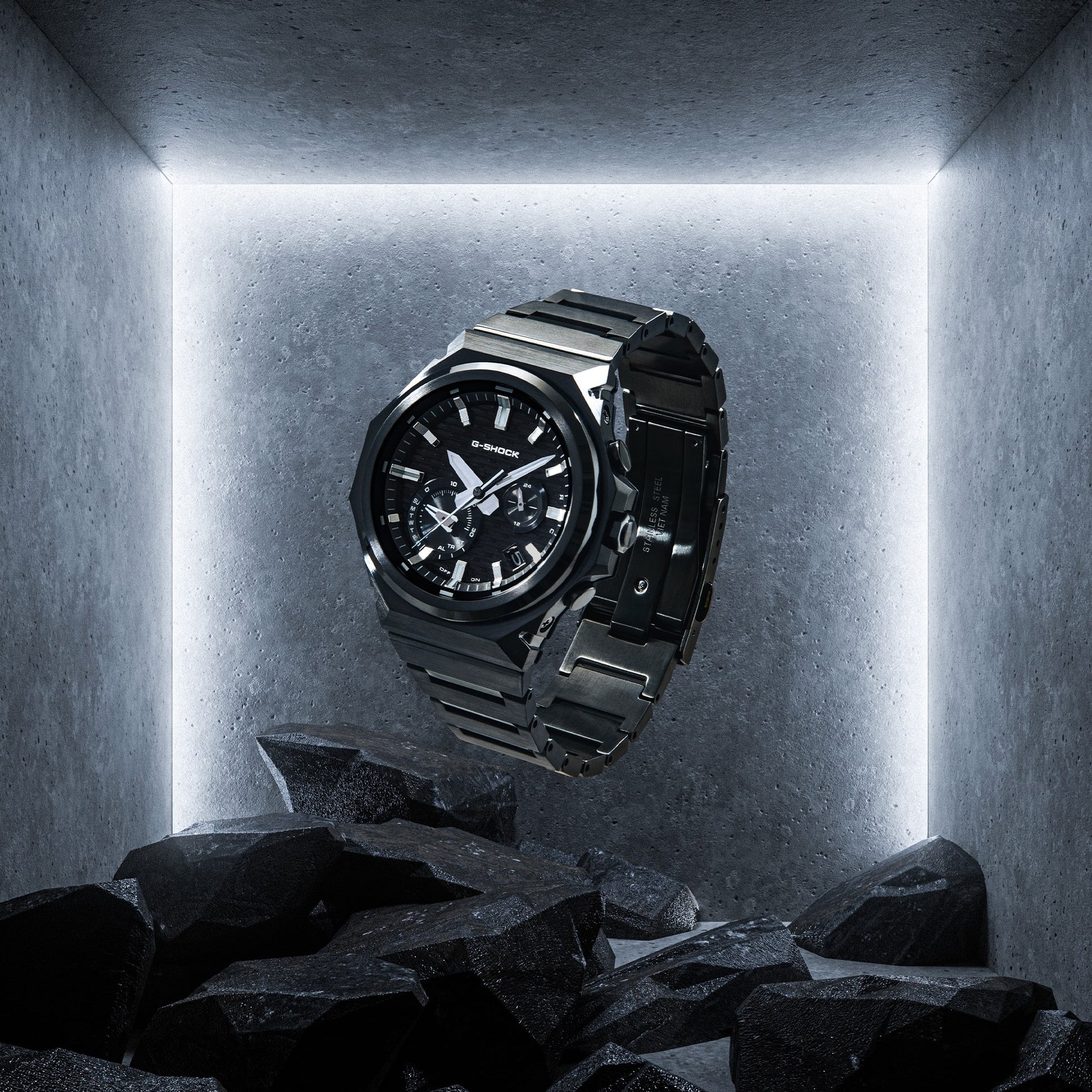 Casio G-SHOCK G-STEEL Herrenuhr schräg: schwarzes Gehäuse und Metallarmband