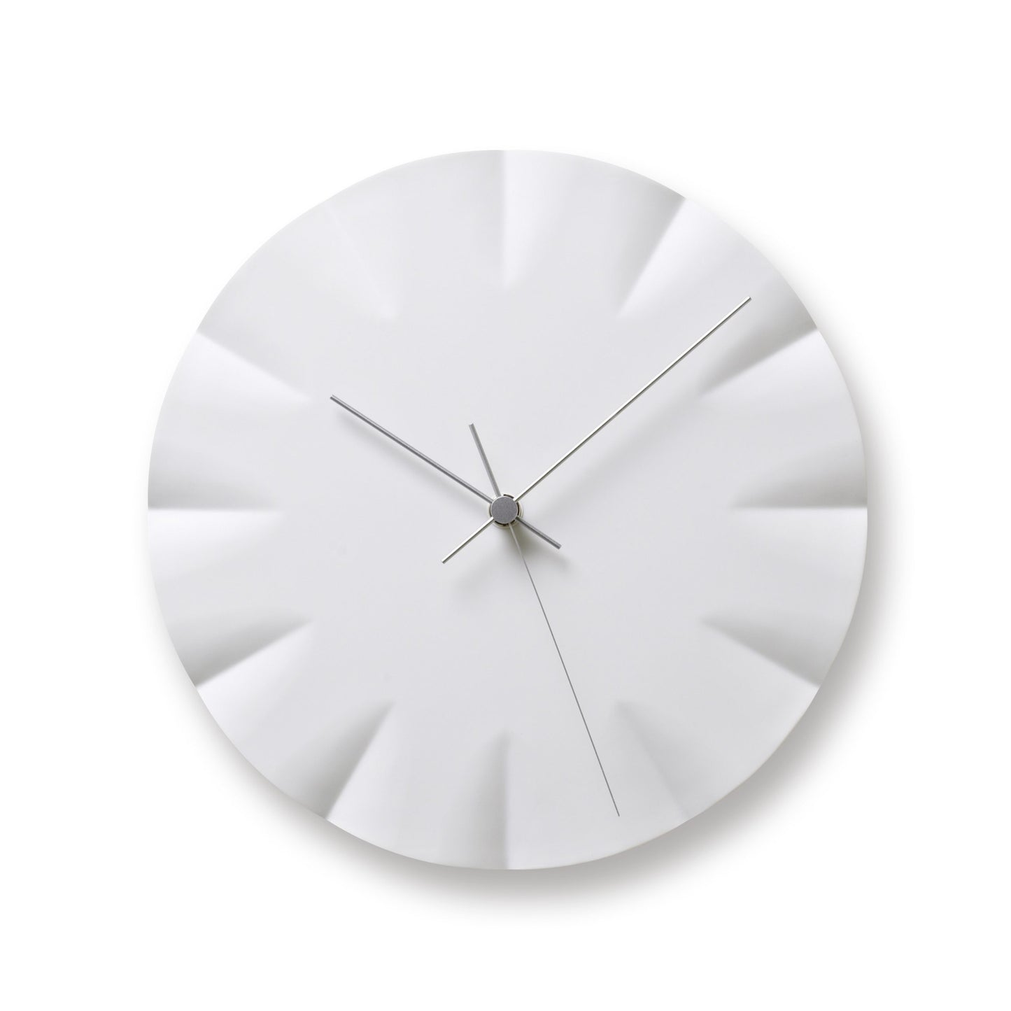 Runde Wanduhr in Weiß mit gerippten Segmenten am Zifferblatt und schlanken Zeigern