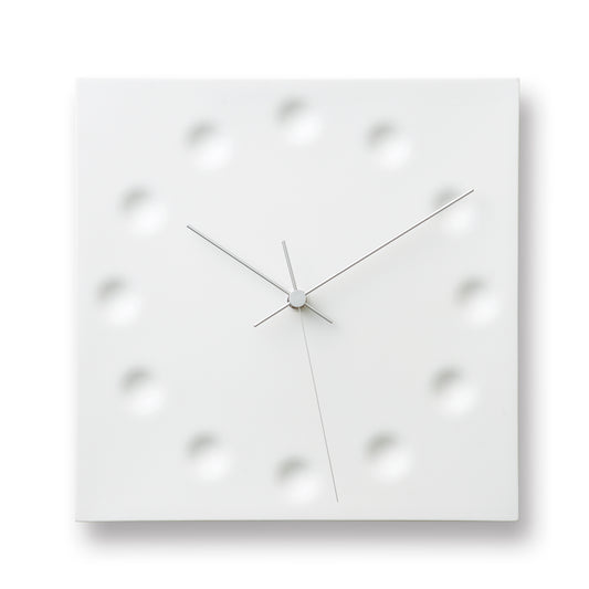 Weiße Wanduhr mit Metallzeigern und Ziffern-Punkten, quadratisches Gehäuse