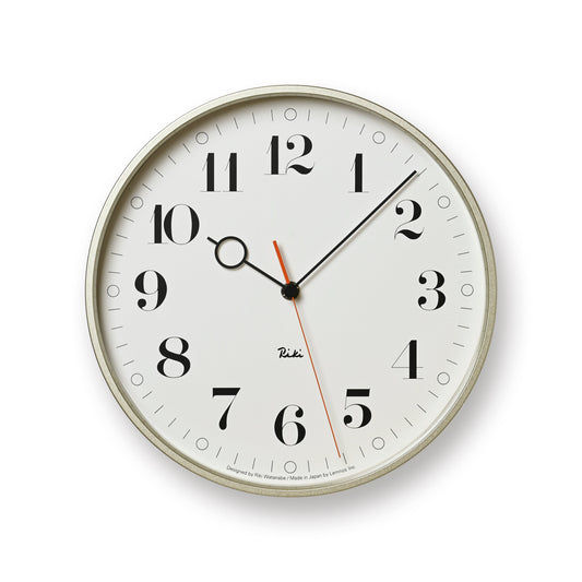 Lemnos Riki Ring-Wanduhr: weißes Zifferblatt, schwarze Zahlen, orangefarbene Zeiger